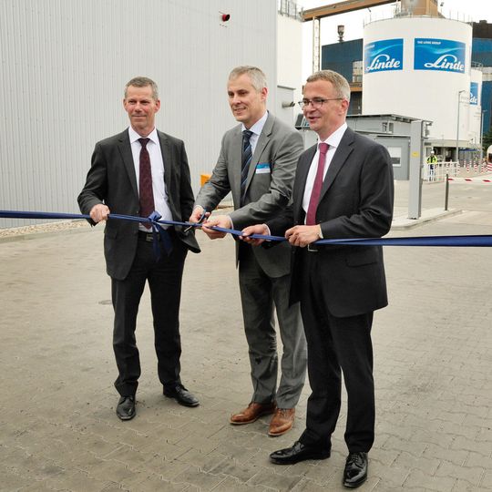 Pierre Jacobs CEO Arcelor Mittal Eisenhüttenstadt, Bernd Eulitz, COO von Linde und Albrecht Gerber (v.l.n.r.), Minister für Wirtschaft und Energie des Landes Brandenburg, schneiden symbolisch das blaue Band durch. Pierre Jacobs CEO Arcelor Mittal Eisenhüttenstadt, Bernd Eulitz, COO von Linde und Albrecht Gerber (v.l.n.r.), Minister für Wirtschaft und Energie des Landes Brandenburg, schneiden symbolisch das blaue Band durch.
