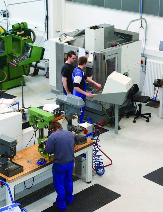 Die Leistungen des Fraunhofer IWM umfassen Werkstoffcharakterisierung und Bauteilprüfung, die Simulation von Bauteilen und Fertigungsprozessen, die einsatzgerechte Beschichtung von Werkzeugen und Bauteilen, Schadensanalysen und Verfahrensentwicklungen. Die Leistungen des Fraunhofer IWM umfassen Werkstoffcharakterisierung und Bauteilprüfung, die Simulation von Bauteilen und Fertigungsprozessen, die einsatzgerechte Beschichtung von Werkzeugen und Bauteilen, Schadensanalysen und Verfahrensentwicklungen.