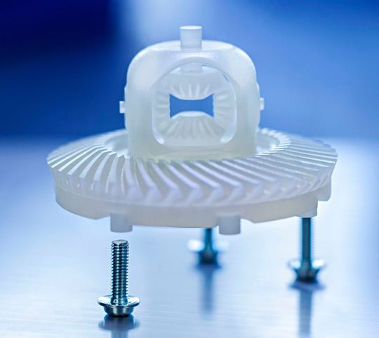 Die Bossard Gruppe, heißt es, unterstützt Unternehmen ab sofort nicht nur mit reinen Beratungsleistungen bei der Entwicklung neuer Produkte, sondern auch mit greifbaren Umsetzungen von Ideen direkt aus dem 3D-Drucker: additiv gefertigtes Verbingungselement als funktionsfähiger Prototyp, das sich laut Bossard unter Einsatzbedingungen testen lässt. Die Bossard Gruppe, heißt es, unterstützt Unternehmen ab sofort nicht nur mit reinen Beratungsleistungen bei der Entwicklung neuer Produkte, sondern auch mit greifbaren Umsetzungen von Ideen direkt aus dem 3D-Drucker: additiv gefertigtes Verbingungselement als funktionsfähiger Prototyp, das sich laut Bossard unter Einsatzbedingungen testen lässt.