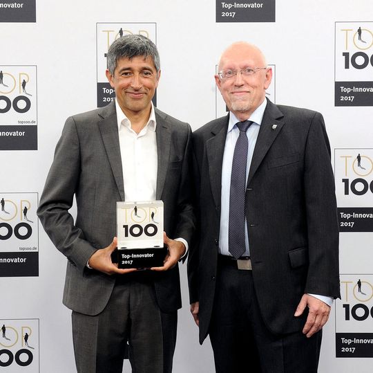 Ranga Yogeshwar überreichte Geschäftsführer Hartmut Hoffmann (r.) die TOP100-Auszeichnung zum sechsten Mal in Folge. Ranga Yogeshwar überreichte Geschäftsführer Hartmut Hoffmann (r.) die TOP100-Auszeichnung zum sechsten Mal in Folge.
