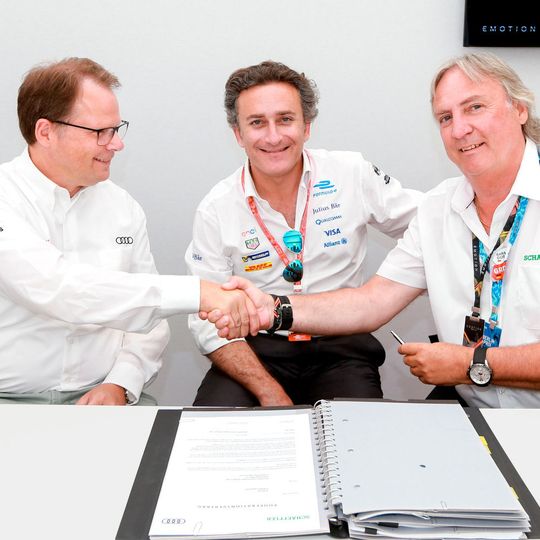 Vertragsunterzeichnung im Rahmen des Berlin ePrix. Von links: Dr. Peter Mertens (Mitglied des Vorstands der AUDI AG, Technische Entwicklung), Alejandro Agag (Geschäftsführer FIA Formula E) und Prof. Dr. Peter Gutzmer (Stellvertretender Vorsitzender des Vorstands und Vorstand Technologie Schaeffler) Vertragsunterzeichnung im Rahmen des Berlin ePrix. Von links: Dr. Peter Mertens (Mitglied des Vorstands der AUDI AG, Technische Entwicklung), Alejandro Agag (Geschäftsführer FIA Formula E) und Prof. Dr. Peter Gutzmer (Stellvertretender Vorsitzender des Vorstands und Vorstand Technologie Schaeffler)