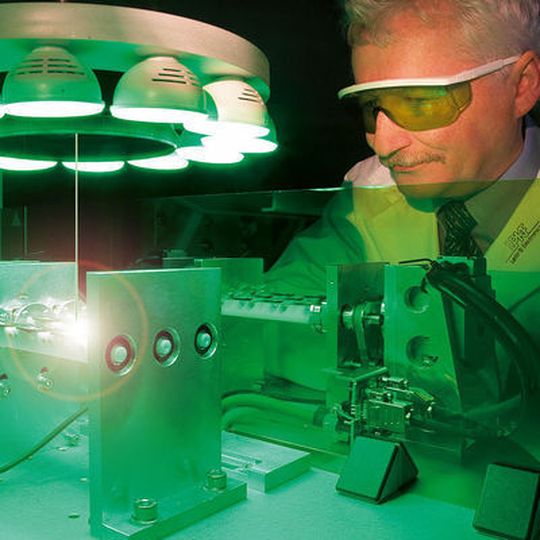 Wissenschaftler bei einem Laserversuch: die deutsche Photonik-Industrie ist auf einem Hervorragenden Wachstumskurs. In Deutschland haben die Photonik-Unternehmen im Jahr 2016 insgesamt 31 Milliarden Euro erwirtschaftet. In Sachen Exporte ist der europäische Raum hinter China Photonik-Weltmarktführer. Wissenschaftler bei einem Laserversuch: die deutsche Photonik-Industrie ist auf einem Hervorragenden Wachstumskurs. In Deutschland haben die Photonik-Unternehmen im Jahr 2016 insgesamt 31 Milliarden Euro erwirtschaftet. In Sachen Exporte ist der europäische Raum hinter China Photonik-Weltmarktführer.