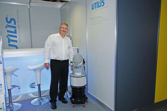Jean-Marc Jaquet d'Utilis SA à côté du MiJET, une nouveauté présentée lors du salon EPHJ-EPMT-SMT.