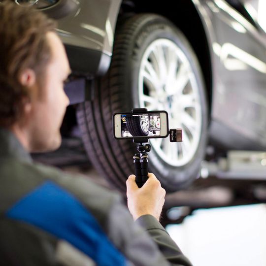 Bei Ford verschickt der Mechaniker eine Videobotschaft an den Kunden. Bei Ford verschickt der Mechaniker eine Videobotschaft an den Kunden.