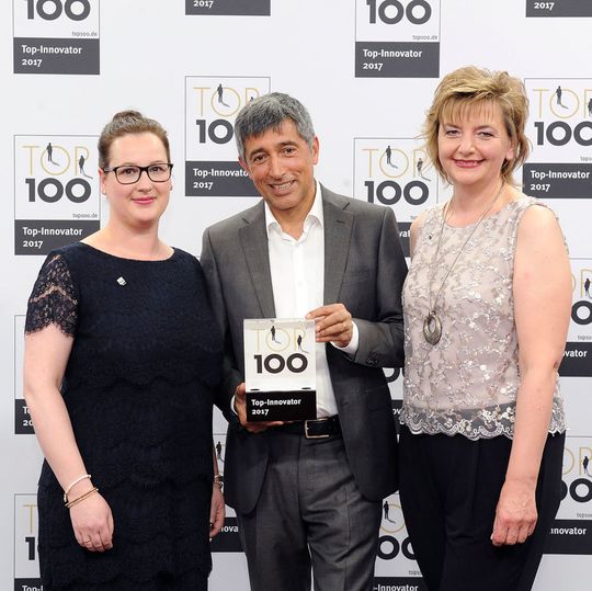Katharina Biermann (li.) und Silke Wolter (re.), Betzemeier Automotive, bekamen das Top-100-Siegel von TV-Moderator Ranga Yogeshwar überreicht.