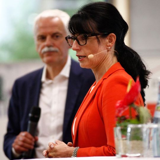 Porsche-Managerin Barbara Vollert referierte auf dem Geislinger Automobilsommer. Im Hintergrund: IFA-Leiter Prof. Dr. Willi Diez.