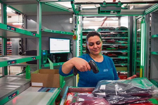 Pick-by-Light- und Put-to-Light-Techniken sollen die Kommissionierer bei der Arbeit unterstützen.