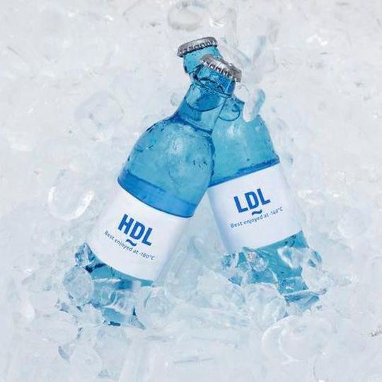 Flüssiges Wasser existiert in zwei Varianten: High Density Liquid (HDL) und Low Density Liquid (LDL), die jetzt bei sehr tiefen Temperaturen nachgewiesen wurden - sich allerdings nicht in Flaschen abfüllen lassen. Flüssiges Wasser existiert in zwei Varianten: High Density Liquid (HDL) und Low Density Liquid (LDL), die jetzt bei sehr tiefen Temperaturen nachgewiesen wurden - sich allerdings nicht in Flaschen abfüllen lassen.