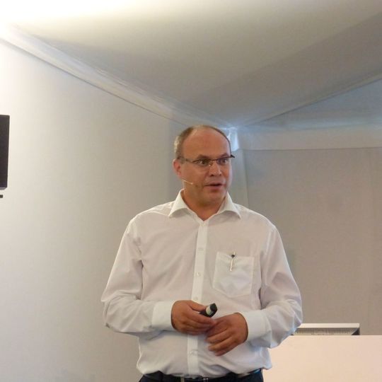Philipp Burgener, Geschäftsführer der Bystronic Sales AG, erklärt das Manufacturing Execution System (MES): „Die Software, die wir gemeinsam mit Lantek entwickelt haben, ist ein Planungssystem, das Ihnen dabei hilft, alle verfügbaren Ressourcen Ihrer Produktion digital zu erfassen und ideal einzusetzen.“ Philipp Burgener, Geschäftsführer der Bystronic Sales AG, erklärt das Manufacturing Execution System (MES): „Die Software, die wir gemeinsam mit Lantek entwickelt haben, ist ein Planungssystem, das Ihnen dabei hilft, alle verfügbaren Ressourcen Ihrer Produktion digital zu erfassen und ideal einzusetzen.“