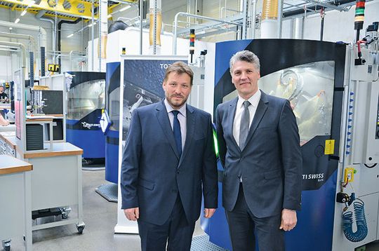 Tornos übergibt im Beisein von CEO Michael Hauser an Berger Feintechnik, weltweiter Akteur in der Präzisionstechnik, die 200. MultiSwiss-Maschine, mit hydrostatisch gelagerten und unabhängigen Spindeln. Tornos übergibt im Beisein von CEO Michael Hauser an Berger Feintechnik, weltweiter Akteur in der Präzisionstechnik, die 200. MultiSwiss-Maschine, mit hydrostatisch gelagerten und unabhängigen Spindeln.