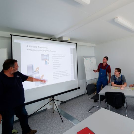 Die beiden „Lehrer“ Daniel Albrecht (rechts) und Jörg Kreßmann beim Unterricht. Die beiden „Lehrer“ Daniel Albrecht (rechts) und Jörg Kreßmann beim Unterricht.