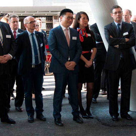 Joyson-Chef Jeff Wang (Bildmitte) bei der Eröffnung des neuen Preh-Entwicklungszentrums Ende März 2017. Joyson-Chef Jeff Wang (Bildmitte) bei der Eröffnung des neuen Preh-Entwicklungszentrums Ende März 2017.