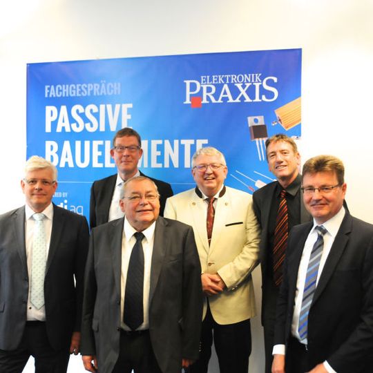 Diskutierten über technische Entwicklungen und Trends bei Passiven Bauelementen (von links): Reinhard Sperlich, Murata, Olaf Lüthje, Vishay, Thomas Kuther, ELEKTRONIKPRAXIS, Wilhelm Hasenpflug, Blume, Johann Wiesböck, ELEKTRONIKPRAXIS, Thorsten Broda, WDI. Diskutierten über technische Entwicklungen und Trends bei Passiven Bauelementen (von links): Reinhard Sperlich, Murata, Olaf Lüthje, Vishay, Thomas Kuther, ELEKTRONIKPRAXIS, Wilhelm Hasenpflug, Blume, Johann Wiesböck, ELEKTRONIKPRAXIS, Thorsten Broda, WDI.