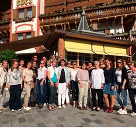 Frauen aus der K+L Branche trafen sich zur Unternehmerinnen-Tagung in Maria Alm, mitten im Salzburger Land. Frauen aus der K+L Branche trafen sich zur Unternehmerinnen-Tagung in Maria Alm, mitten im Salzburger Land.
