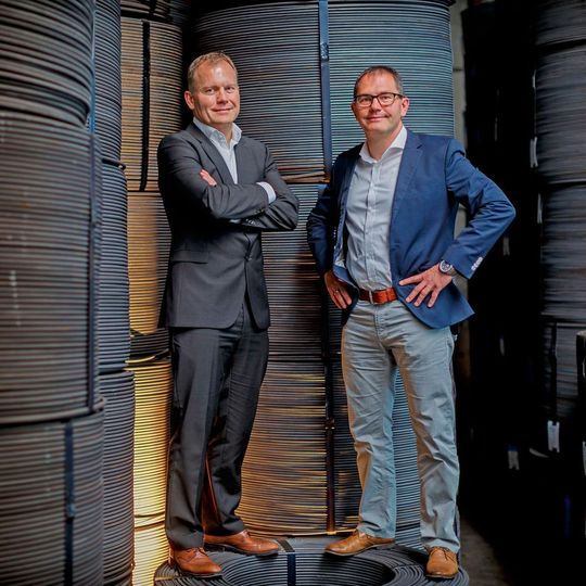 Heinrich Sülzle (li.) und Andreas Sülzle, Gesellschafter der Sülzle Gruppe, freuen sich über die Erweiterung des Produktangebots am Sülzle Stahlpartner Standort in Lübeck. Heinrich Sülzle (li.) und Andreas Sülzle, Gesellschafter der Sülzle Gruppe, freuen sich über die Erweiterung des Produktangebots am Sülzle Stahlpartner Standort in Lübeck.