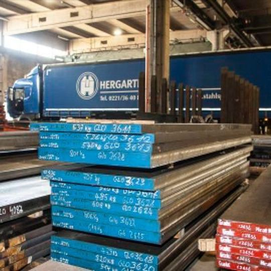 In diesem Jahr wird das Lager von Hergarten in Neuss-Holzheim um 4.000 qm erweitert. In diesem Jahr wird das Lager von Hergarten in Neuss-Holzheim um 4.000 qm erweitert.