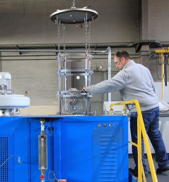 Teilereinigung der besonderen Art: Die Beladung von mit LCP oder anderen hochtemperaturstabilen Kunststoffen verschmutzten Metallteilen in den Innovaclean INB-HT geschieht von oben, wie der Hersteller Schwing Technologies erklärt. Das System punkte vor allem bei Werkzeugen, Düsen und andere Komponenten aus dem Spritzgussbereich. Teilereinigung der besonderen Art: Die Beladung von mit LCP oder anderen hochtemperaturstabilen Kunststoffen verschmutzten Metallteilen in den Innovaclean INB-HT geschieht von oben, wie der Hersteller Schwing Technologies erklärt. Das System punkte vor allem bei Werkzeugen, Düsen und andere Komponenten aus dem Spritzgussbereich.