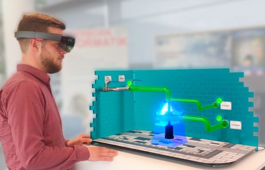 AR in der Entwicklung: Ein Prototyp wird virtuell über eine AR-Brille an seinen späteren Einsatzort projiziert. AR in der Entwicklung: Ein Prototyp wird virtuell über eine AR-Brille an seinen späteren Einsatzort projiziert.