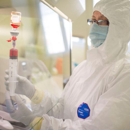 Tyvek-Schutzanzüge eignen sich für alle Tätigkeiten bei der Herstellung von Zytostatika und bieten, je nach Art der Gefährdung, verschiedene Schutzgrade. Tyvek-Schutzanzüge eignen sich für alle Tätigkeiten bei der Herstellung von Zytostatika und bieten, je nach Art der Gefährdung, verschiedene Schutzgrade.