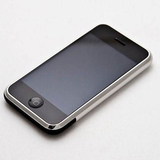 Am 29. Juni 2007 war das iPhone der ersten Generation erstmals im handel erhältlich. Es war 115 mm × 61 mm × 11,6 mm groß, 135 Gramm schwer, ausgestattet mit einem Samsung S5L8900 SoC (mit einer ARM-S1176-Single Core CPU auf 412 MHz), 128 MByte RAM und wahlweise 4 GByte oder 8 GByte an Speicherplatz. Am 29. Juni 2007 war das iPhone der ersten Generation erstmals im handel erhältlich. Es war 115 mm × 61 mm × 11,6 mm groß, 135 Gramm schwer, ausgestattet mit einem Samsung S5L8900 SoC (mit einer ARM-S1176-Single Core CPU auf 412 MHz), 128 MByte RAM und wahlweise 4 GByte oder 8 GByte an Speicherplatz.