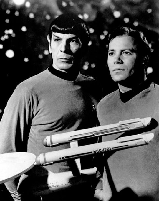 Kirk plus Spock oder auch Erfahrung plus Fakten: Mr. Spock liefert Captain Kirk in der Fernsehserie Raumschiffs „Enterprise“ die neutrale, logische Argumentation, bevor dieser seine Intuition einsetzt und Entscheidungen trifft. Wie im Beispiel von Captain Kirk und Mr. Spock treffen Unternehmen Entscheidungen anhand von Erfahrungen und mithilfe von Fakten. Ein Prognosetool hilft, Wahrscheinlichkeiten für Störungen bei Maschinen zu prognostizieren. Kirk plus Spock oder auch Erfahrung plus Fakten: Mr. Spock liefert Captain Kirk in der Fernsehserie Raumschiffs „Enterprise“ die neutrale, logische Argumentation, bevor dieser seine Intuition einsetzt und Entscheidungen trifft. Wie im Beispiel von Captain Kirk und Mr. Spock treffen Unternehmen Entscheidungen anhand von Erfahrungen und mithilfe von Fakten. Ein Prognosetool hilft, Wahrscheinlichkeiten für Störungen bei Maschinen zu prognostizieren.