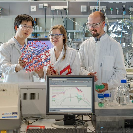 Mitarbeiter von Prof. Lerchers Team im Labor des Katalyseforschungszentrums: Dr. Yue Liu, Teresa Schachtl und Daniel Melzer (v.l.n.r.). Mitarbeiter von Prof. Lerchers Team im Labor des Katalyseforschungszentrums: Dr. Yue Liu, Teresa Schachtl und Daniel Melzer (v.l.n.r.).