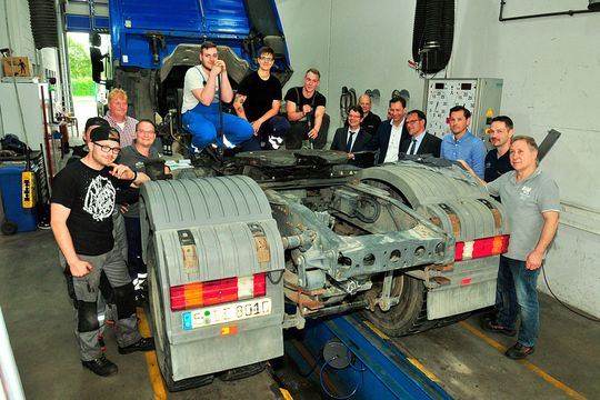 Die Azubis sehen sich ihren künftigen Prüfungsort, die Werkstatt der Essener Entsorgungsbetriebe, und dessen Ausstattung an.