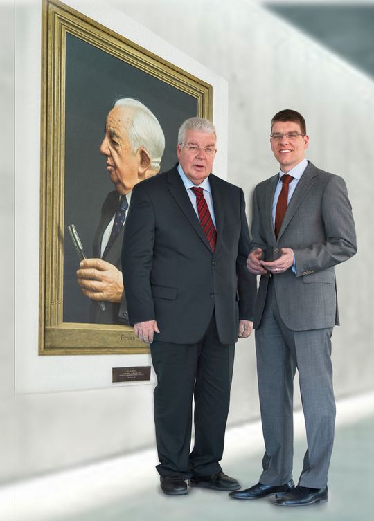 Dr. Dieter Kress, Geschäftsführender Gesellschafter (links) und Dr. Jochen Kress, Mitglied der Geschäftsleitung sehen die Firma Mapal für die Zukunft gut gerüstet. Dr. Dieter Kress, Geschäftsführender Gesellschafter (links) und Dr. Jochen Kress, Mitglied der Geschäftsleitung sehen die Firma Mapal für die Zukunft gut gerüstet.