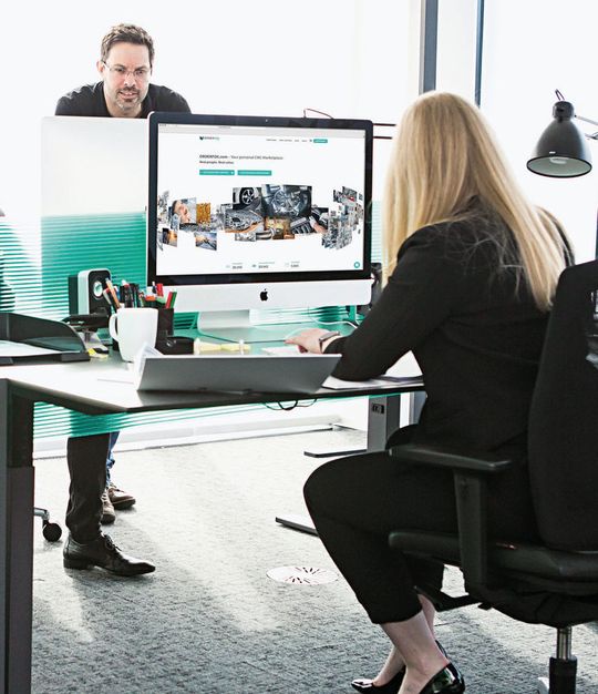 Mitarbeiter der CNC-Datenbank Orderfox sorgen via Chat und Telefon für den Support der Mitglieder. Mitarbeiter der CNC-Datenbank Orderfox sorgen via Chat und Telefon für den Support der Mitglieder.