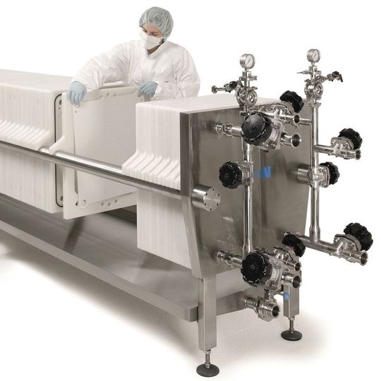 Das Tiefenfiltrationssystem Beco Integra Plate ist in fünf Größen von 200 bis 1000 mm verfügbar. So kann zunächst auf einem kleinen System getestet und anschließend auf den benötigten Produktionsmaßstab übertragen werden. Das Tiefenfiltrationssystem Beco Integra Plate ist in fünf Größen von 200 bis 1000 mm verfügbar. So kann zunächst auf einem kleinen System getestet und anschließend auf den benötigten Produktionsmaßstab übertragen werden.
