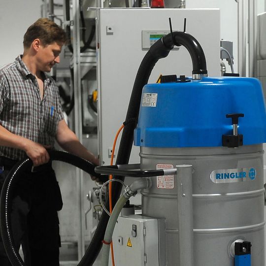 Industriesaugern-Serien RI 40 und RI 50 von Ringler wurden um Geräte für die Aufnahme von brennbaren Stäuben erweitert. Industriesaugern-Serien RI 40 und RI 50 von Ringler wurden um Geräte für die Aufnahme von brennbaren Stäuben erweitert.