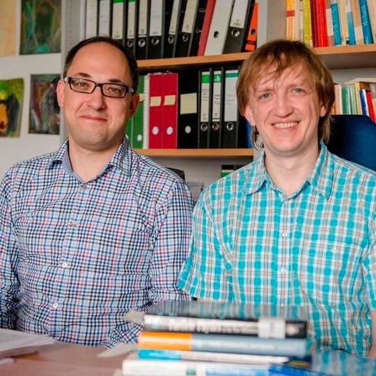 Haben einen Trick entwickelt, um die komplizierte Physik in Atomkernen berechenbar zu machen: Prof. Dr. Evgeny Epelbaum (links) und Dr. Hermann Krebs. Haben einen Trick entwickelt, um die komplizierte Physik in Atomkernen berechenbar zu machen: Prof. Dr. Evgeny Epelbaum (links) und Dr. Hermann Krebs.