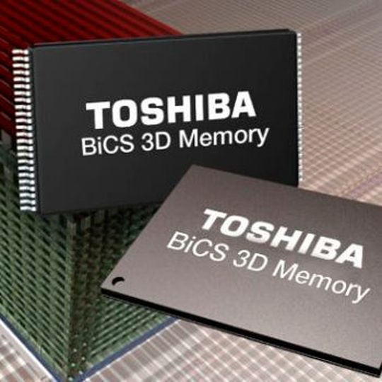Toshiba hat als erstes Unternehmen ein Verfahren zur Fertigung von QLC-Flashspeichern (quadruple layer cell) vorgestellt, in dem 4 Bits pro Zelle gespeichert werden können. Dies ermöglicht deutlich höhere Speicherdichten auf geringerer Fläche. Zudem stellte das Unternehmen einen neuen TLC-Flash-Baustein vor, der auf einem Stack-Prozess mit 96 Ebenen basiert, für größere Speichermengen in Triple Layer Cell Speichern. Toshiba hat als erstes Unternehmen ein Verfahren zur Fertigung von QLC-Flashspeichern (quadruple layer cell) vorgestellt, in dem 4 Bits pro Zelle gespeichert werden können. Dies ermöglicht deutlich höhere Speicherdichten auf geringerer Fläche. Zudem stellte das Unternehmen einen neuen TLC-Flash-Baustein vor, der auf einem Stack-Prozess mit 96 Ebenen basiert, für größere Speichermengen in Triple Layer Cell Speichern.