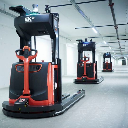 Drei SAGV in den Versorgungsgängen des Oslo Airport – in der letzten Ausbaustufe sollen es sechs sein – managen die Transporte zu den Shops. Drei SAGV in den Versorgungsgängen des Oslo Airport – in der letzten Ausbaustufe sollen es sechs sein – managen die Transporte zu den Shops.