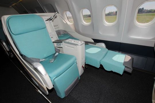 Réglage aisé de l'assise du siège d'avion avec des vis à billes Carry d'Eichenberger Gewinde SA. Réglage aisé de l'assise du siège d'avion avec des vis à billes Carry d'Eichenberger Gewinde SA.