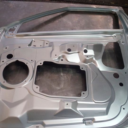 Smooth process flow during forming by using Multidraw PL 61 SE: The figure depicts the inside door panel for a Fabia II model from a test series at Skoda. Smooth process flow during forming by using Multidraw PL 61 SE: The figure depicts the inside door panel for a Fabia II model from a test series at Skoda.