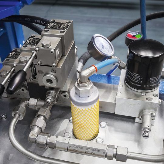 Stromfrei und wartungsarm: Das druckluftbetriebene Hydraulikaggregat mit Schließdruckhalterung an den neuen Filterpressen der SP-Serie. Stromfrei und wartungsarm: Das druckluftbetriebene Hydraulikaggregat mit Schließdruckhalterung an den neuen Filterpressen der SP-Serie.