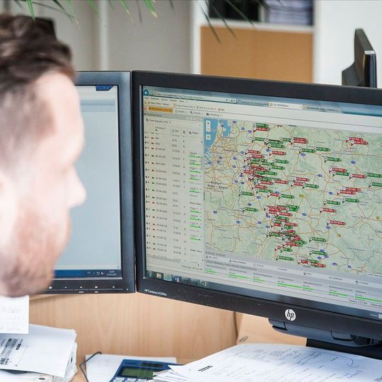 Die gesamte Hergarten-Flotte ist mit dem Telematiksystem ausgestattet, das alle Transportprozesse und Daten transparent an die Zentrale übermittelt und so für mehr Effizienz und höhere Prozesssicherheit sorgt. Die gesamte Hergarten-Flotte ist mit dem Telematiksystem ausgestattet, das alle Transportprozesse und Daten transparent an die Zentrale übermittelt und so für mehr Effizienz und höhere Prozesssicherheit sorgt.