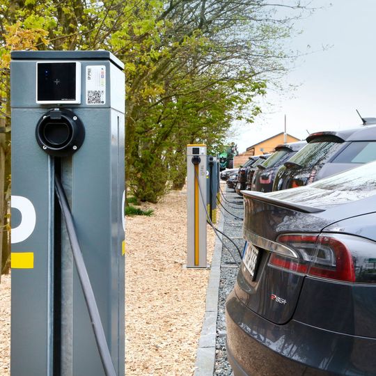 Firmeneigener Ladepark: Wenn 18 Elektrofahrzeuge gleichzeitig mit regenerativen Energien geladen werden, ist ein maßgeschneidertes Energiemanagement-System erforderlich. Firmeneigener Ladepark: Wenn 18 Elektrofahrzeuge gleichzeitig mit regenerativen Energien geladen werden, ist ein maßgeschneidertes Energiemanagement-System erforderlich.