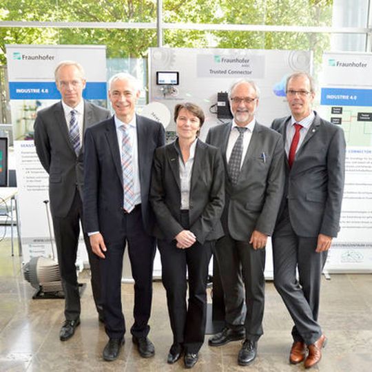 Ministerialrat Dr. Stefan Wimbauer, Prof. Dr. Christoph Kutter, Prof. Dr. Claudia Eckert, Prof. Dr. Rudi Knorr und Prof. Dr. Georg Sigl präsentierten das neue Leistungszentrum (von li. nach re.). Ministerialrat Dr. Stefan Wimbauer, Prof. Dr. Christoph Kutter, Prof. Dr. Claudia Eckert, Prof. Dr. Rudi Knorr und Prof. Dr. Georg Sigl präsentierten das neue Leistungszentrum (von li. nach re.).