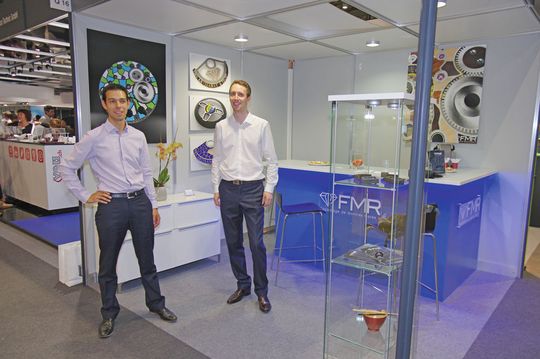 Les deux jeunes et dynamiques fondateurs de la récente société FMR. A gauche Matthieu Meli et à droite Blaise Rochat sur leur stand lors du salon EPHJ-EPMT-SMT. Les deux jeunes et dynamiques fondateurs de la récente société FMR. A gauche Matthieu Meli et à droite Blaise Rochat sur leur stand lors du salon EPHJ-EPMT-SMT.