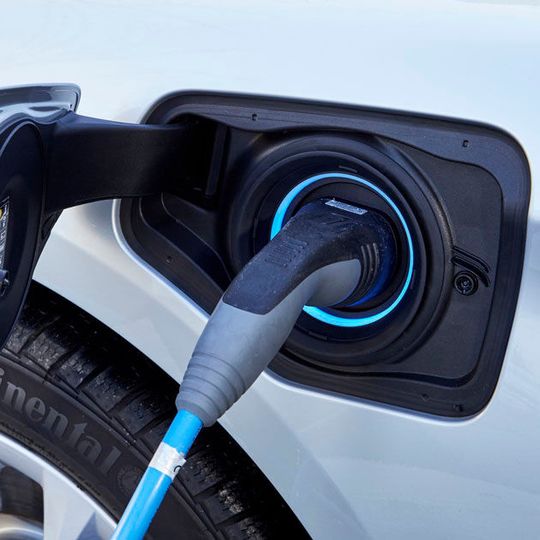 Elektroautos müssen an die Steckdose – die nicht ausreichende Ladeinfrastruktur könnte ein Grund für die schwache Nachfrage sein. Elektroautos müssen an die Steckdose – die nicht ausreichende Ladeinfrastruktur könnte ein Grund für die schwache Nachfrage sein.