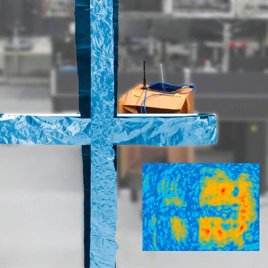 Das im realen Bild sichtbare Kreuz lässt sich aus dem WLAN-Hologramm wieder rekonstruieren (rechts unten). Das im realen Bild sichtbare Kreuz lässt sich aus dem WLAN-Hologramm wieder rekonstruieren (rechts unten).