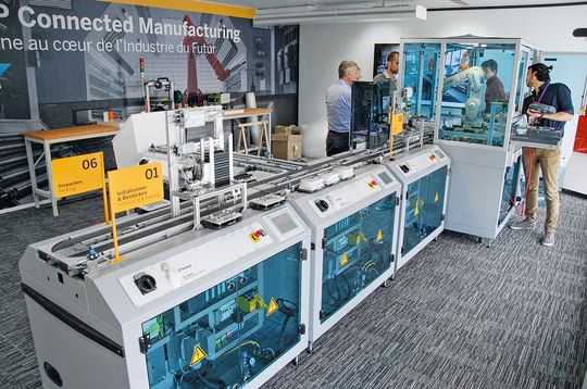 Eine echte Lösung für Industrie 4.0 zeigte Festo anlässlich einer Pressekonferenz im Expérience Business Center von SAP in Paris. Die Open Integrated Factory führt das Zusammenwachsen von Fertigung und IT auf eindrucksvolle Weise vor. Eine echte Lösung für Industrie 4.0 zeigte Festo anlässlich einer Pressekonferenz im Expérience Business Center von SAP in Paris. Die Open Integrated Factory führt das Zusammenwachsen von Fertigung und IT auf eindrucksvolle Weise vor.