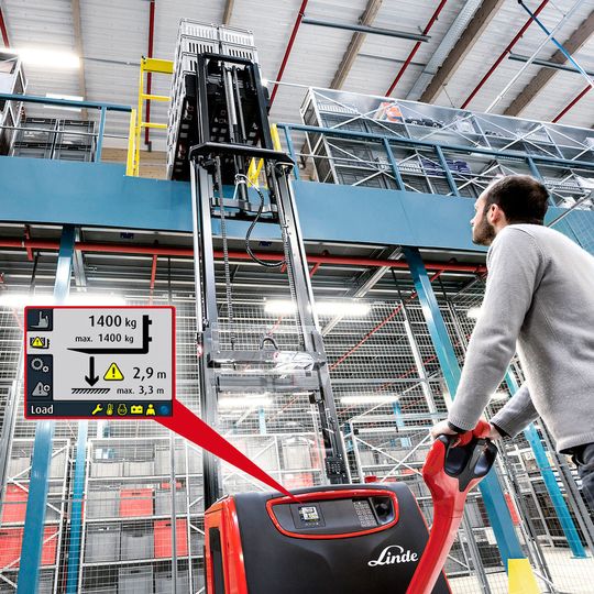 Beim Hochhubwagen-Assistenzsystem Linde Load Management hat der Bediener die relevanten Traglastinformationen auf dem großen, farbigen Display jederzeit im Blick. Beim Hochhubwagen-Assistenzsystem Linde Load Management hat der Bediener die relevanten Traglastinformationen auf dem großen, farbigen Display jederzeit im Blick.