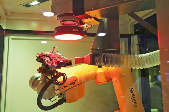 Intégration réussie d'un bras de robot Stäubli et d'une tête laser, un développement de Crevoisier SA. Intégration réussie d'un bras de robot Stäubli et d'une tête laser, un développement de Crevoisier SA.