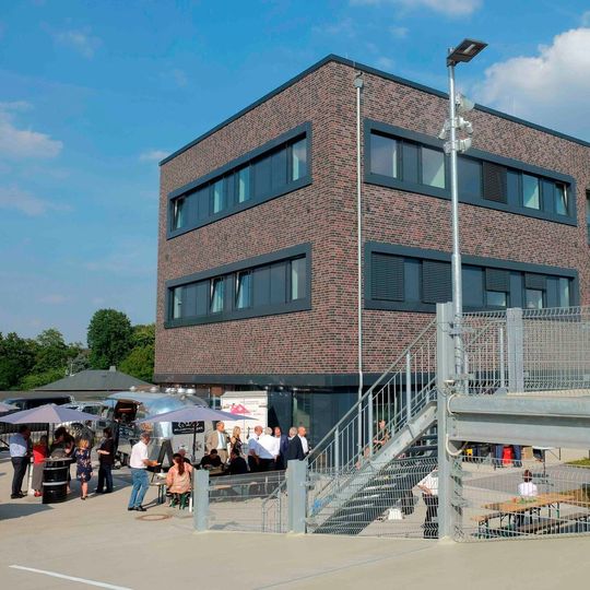 Mit zahlreichen Gästen hat das Kfz-Gewerbe NRW seine neue Heimat eingeweiht.
