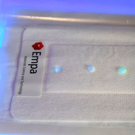 Per UV-Lampe kann der pH-Wert in der Wunde überprüft werden, ohne das Pflaster zu entfernen. Der Heilungsprozess kann ungestört weiterlaufen. (AUsschnitt) Per UV-Lampe kann der pH-Wert in der Wunde überprüft werden, ohne das Pflaster zu entfernen. Der Heilungsprozess kann ungestört weiterlaufen. (AUsschnitt)
