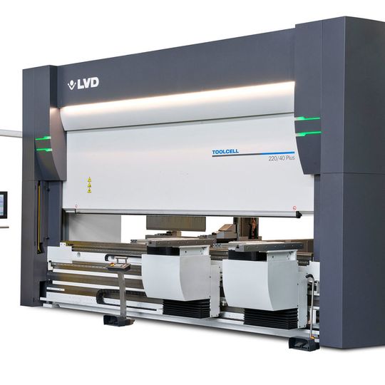 Die hydraulische Abkantpresse Tool Cell von LVD verfügt über einen integrierten Werkzeugwechsler, sowie ein System zur Lagerung der Werkzeuge. Die hydraulische Abkantpresse Tool Cell von LVD verfügt über einen integrierten Werkzeugwechsler, sowie ein System zur Lagerung der Werkzeuge.