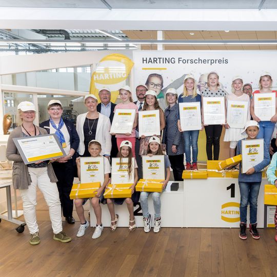 Margrit Harting (rechts) freute sich mit den Siegerinnen und Siegern und gratulierte herzlich zu ihren kreativen Ideen. Margrit Harting (rechts) freute sich mit den Siegerinnen und Siegern und gratulierte herzlich zu ihren kreativen Ideen.